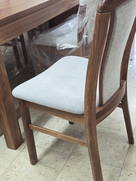 NEW.. NEW ..BEAUTIFUL RIMU DINING SUITE. ATTRA TABELE AND ROSEDALE CHAIRS62971019309442111