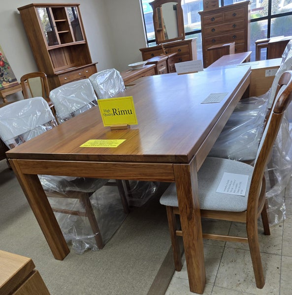 NEW.. NEW ..BEAUTIFUL RIMU DINING SUITE. ATTRA TABELE AND ROSEDALE CHAIRS62971019309442114