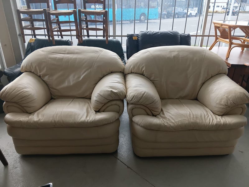 1417 PAIR OF LEATHER ARMCHAIRS Carousel 1