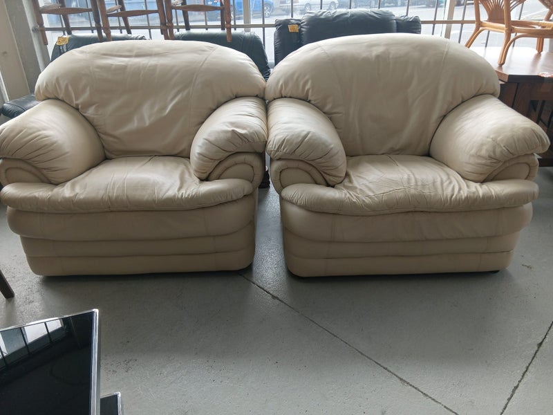 1417 PAIR OF LEATHER ARMCHAIRS Carousel 2