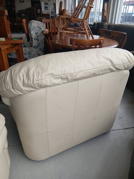 1417 PAIR OF LEATHER ARMCHAIRS Carousel 8