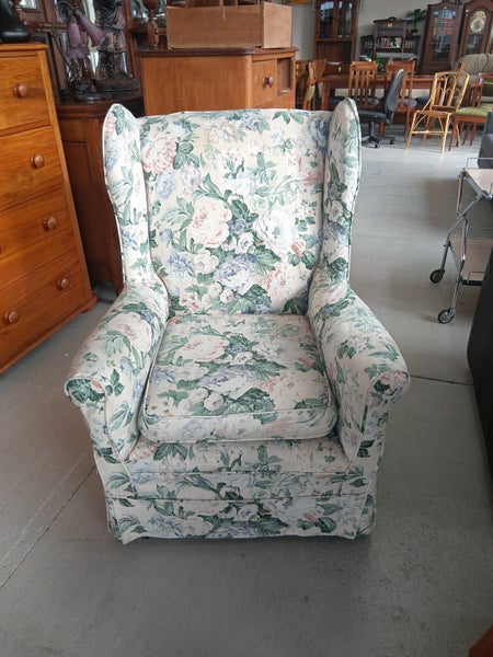 1417 VINTAGE WINGBACK CHAIR Carousel 1