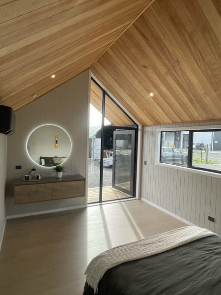 6.3m/3.6m luxury Cabin /Sleepout/ Air bnb Carousel 1