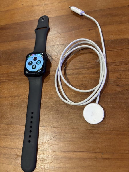 Apple Watch Series 7 – 45mm Aluminium (GPS + Cellular) Carousel 1