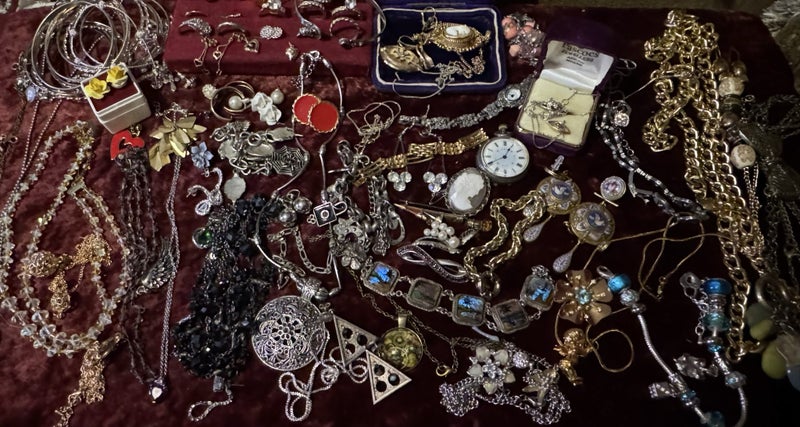 HUGE ESTATE LOT INCLUDING GOLD & SILVER Carousel 1