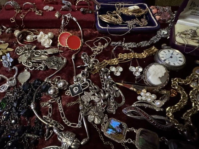 HUGE ESTATE LOT INCLUDING GOLD & SILVER Carousel 2