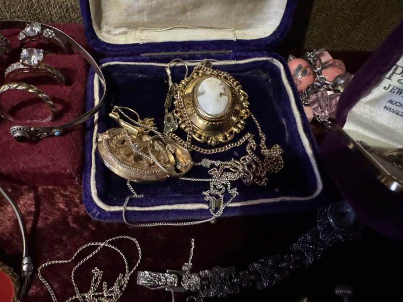 HUGE ESTATE LOT INCLUDING GOLD & SILVER62990727655554112