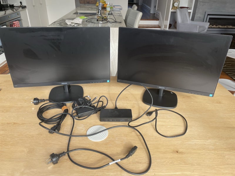PC Monitors x 2 W-Hub62993529529858111