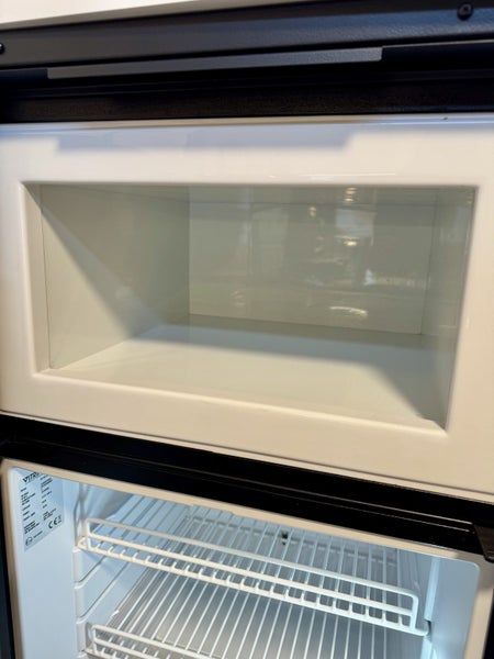 Vitrifrigo DP150i Chromelock Fridge Freezer - 150L 12/24V.62984192094593113