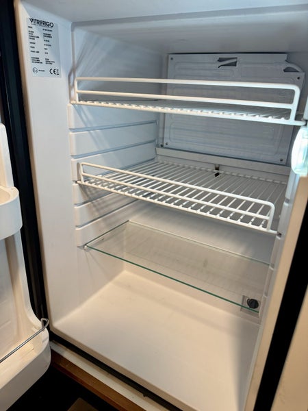 Vitrifrigo DP150i Chromelock Fridge Freezer - 150L 12/24V.62984192094593112