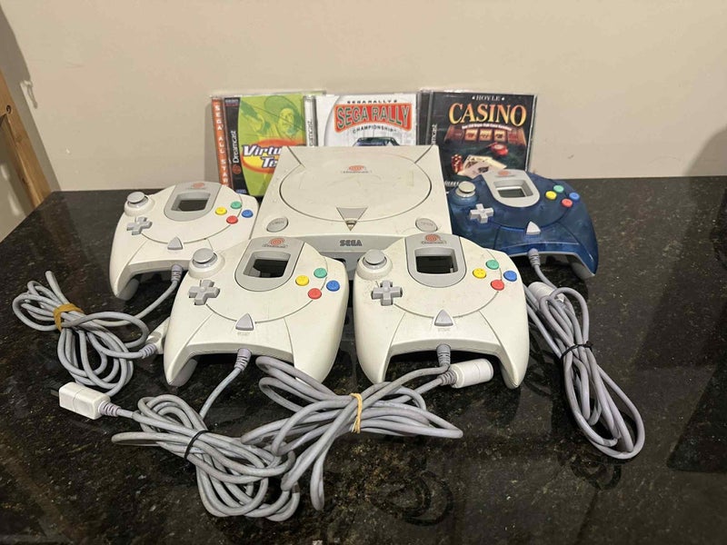 Original Sega Dreamcast + 4 Controllers + 3 Games – Working Condition Carousel 1