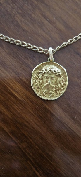 Gold chain and pendant of Jesus Christ62995838372866111