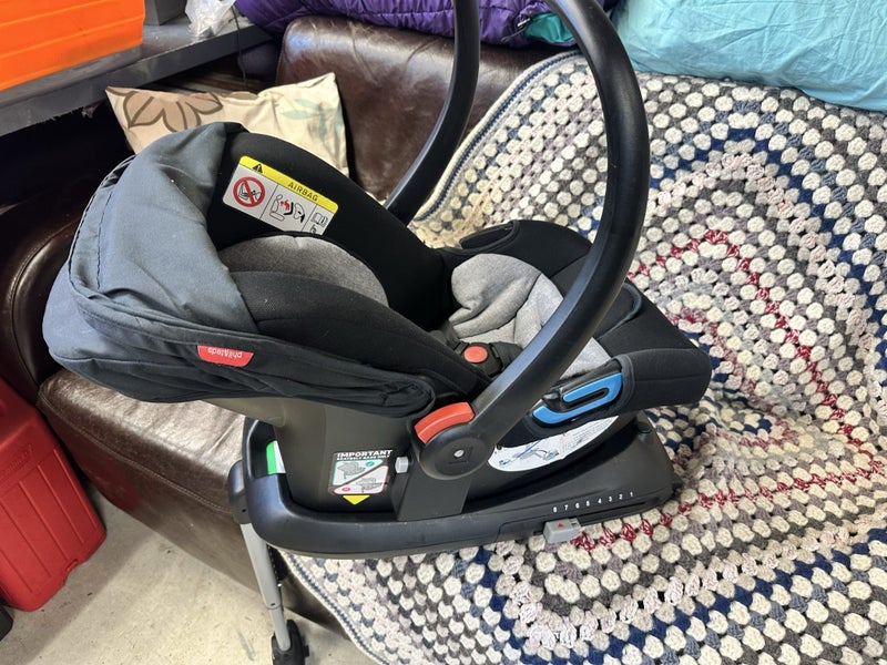 Baby Capsule PLUS Base. Phil & Teds/Mountain Buggy Carousel 1