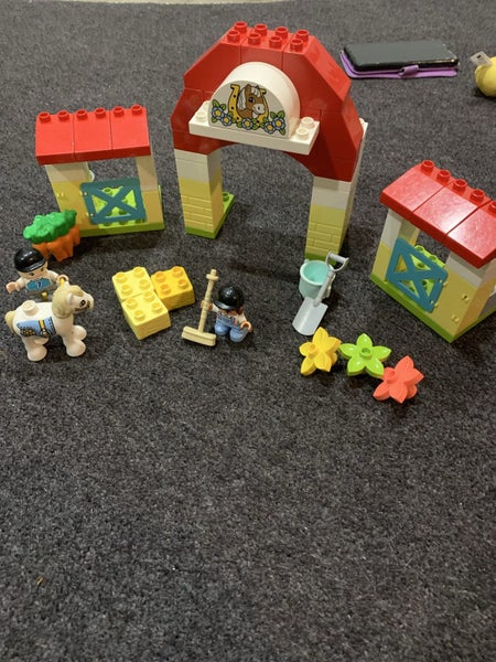 Duplo 10951 horse stable Carousel 1