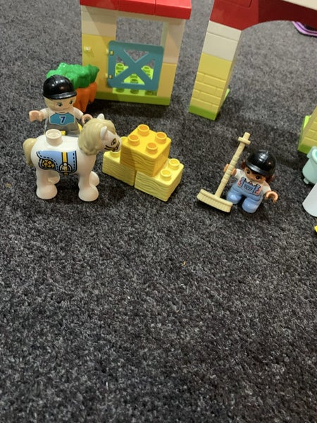 Duplo 10951 horse stable Carousel 2