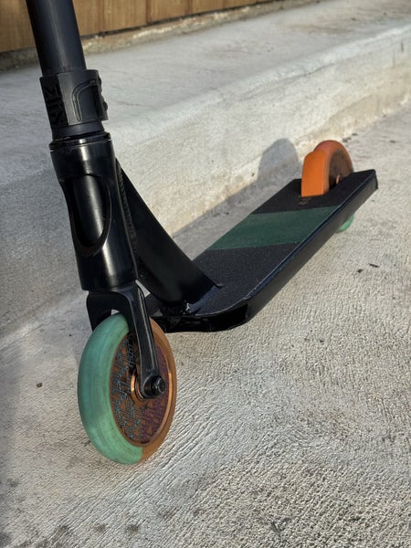 Kids Scooter (like new) green orange Carousel 1