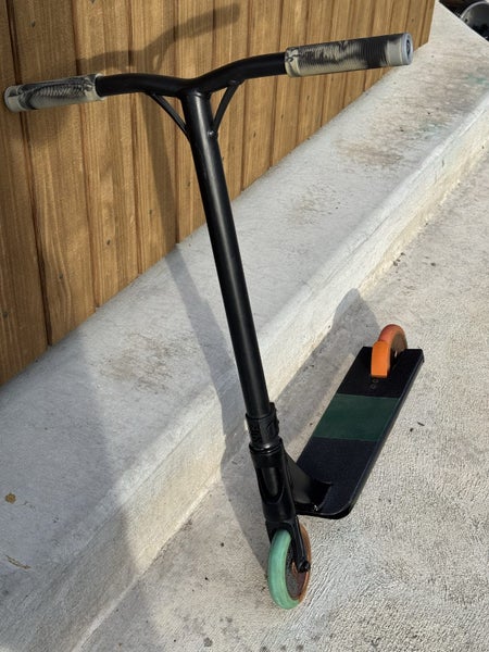 Kids Scooter (like new) green orange Carousel 2