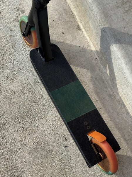 Kids Scooter (like new) green orange Carousel 5