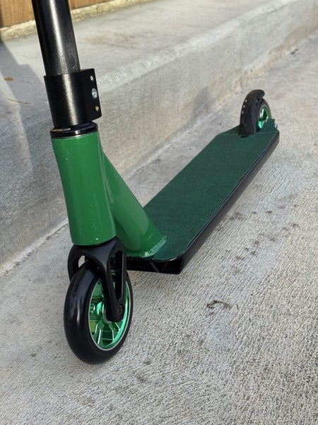Kids Scooter (like new) green black Carousel 1