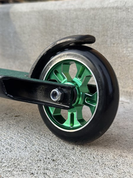 Kids Scooter (like new) green black Carousel 5