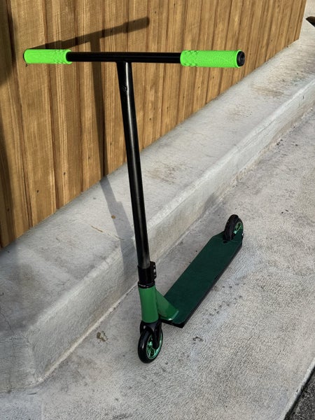 Kids Scooter (like new) green black Carousel 2