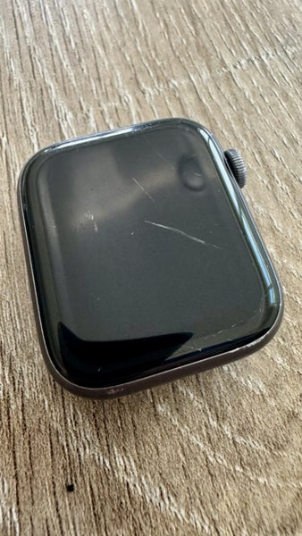 Apple Watch Series 4 Space Gray 44mm Carousel 1