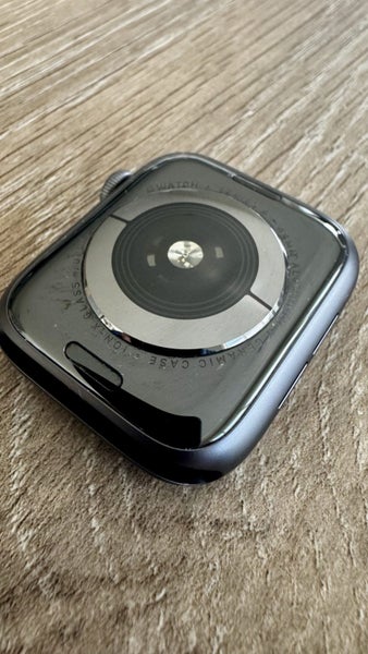 Apple Watch Series 4 Space Gray 44mm Carousel 9
