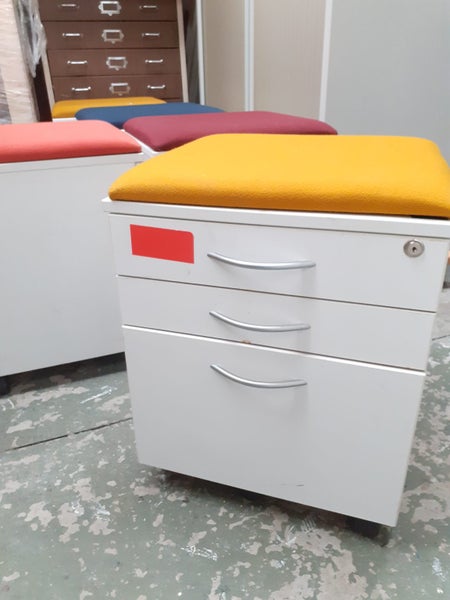 Mobile 3 drawer white with cushion Carousel 1
