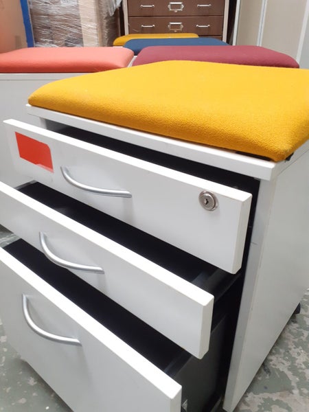 Mobile 3 drawer white with cushion Carousel 2