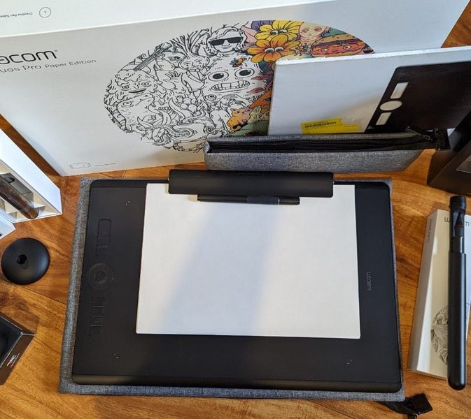 Wacom Intuos Pro Large Paper Edition Carousel 1