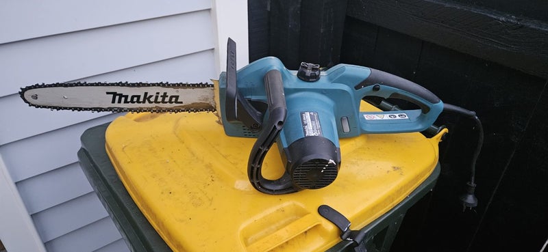 Makita Electric Chainsaw Carousel 1