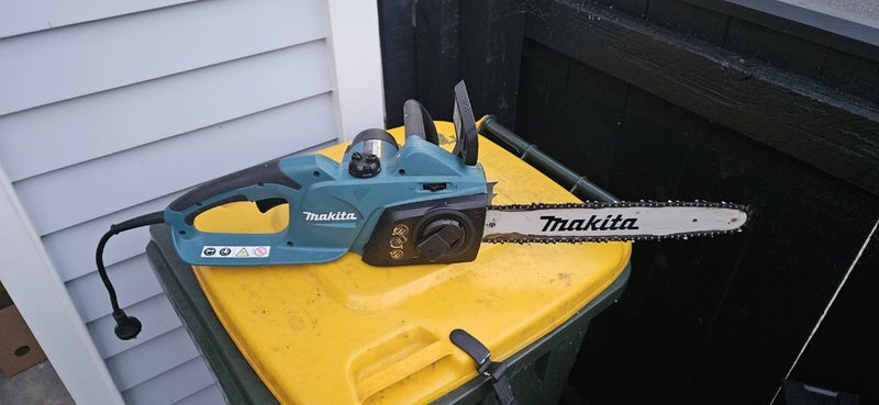 Makita Electric Chainsaw Carousel 2