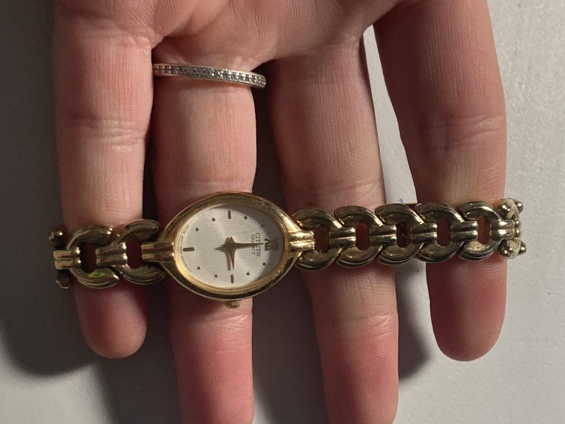 Dainty vintage citizen quartz gold Carousel 2
