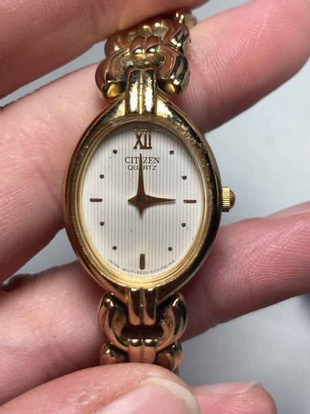 Dainty vintage citizen quartz gold Carousel 1