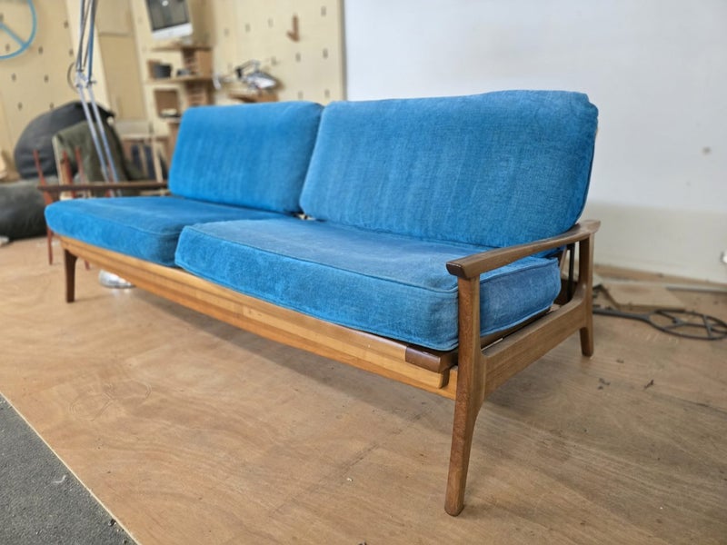 Genuine New Zealand-Made Midcentury Morgan Couch with lamp63001833516290111