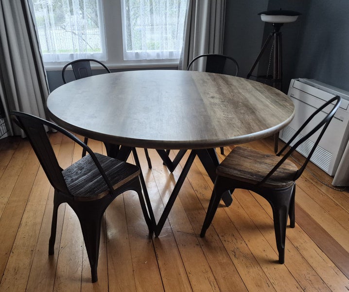 Round dining table63437628857601111