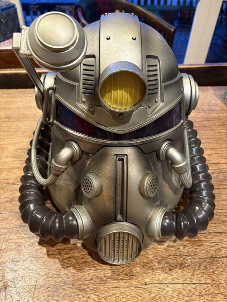 Fallout T-51 B helmet Carousel 1