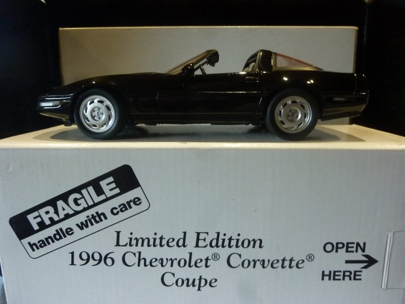 Limited Edition 1996 CHEVROLET CORVETTE scale 1:24 : Black : DANBURY MINT Carousel 1