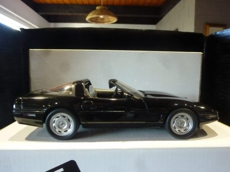 Limited Edition 1996 CHEVROLET CORVETTE scale 1:24 : Black : DANBURY MINT Carousel 2
