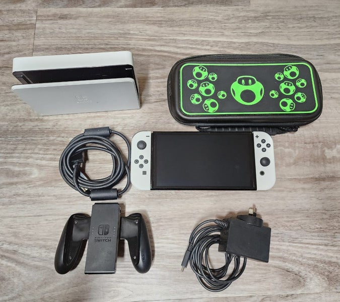 Nintendo switch oled white excellent condition Carousel 1