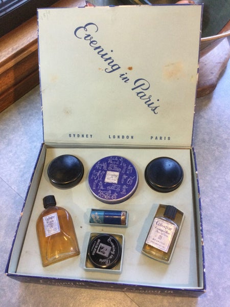 A RARE VINTAGE BOXED EVENING IN PARIS PERFUME SET Carousel 2