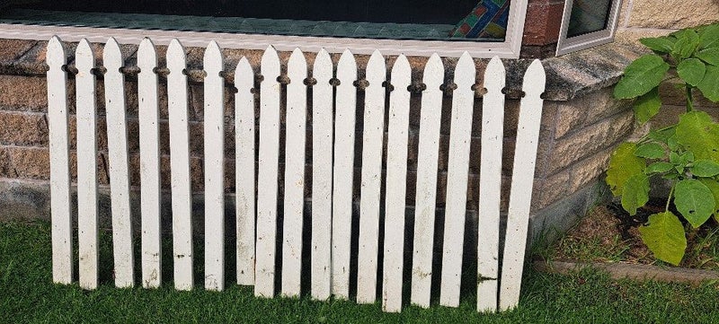Outdoor 68 x 19mm 0.9m Gothic Timber Picket Carousel 3