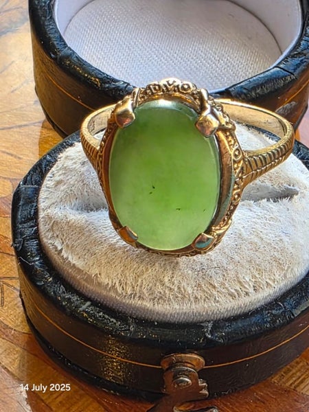 Victorian 9ct Gold Ponamu Green stone Ring 3.37gm Carousel 2