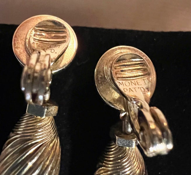 1960s Very Long Vintage Goldtone Chain Tassel Clip Earrings by MONET *10 cm long Carousel 11