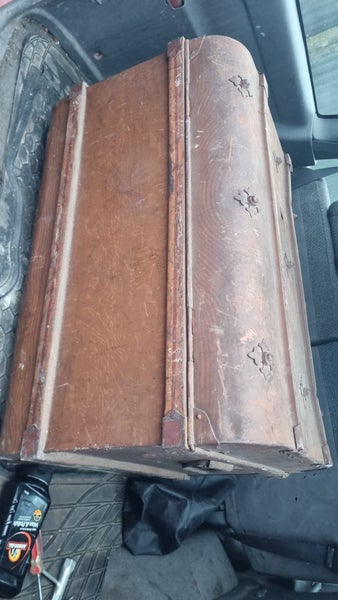 Gumteee steal trunk good condition emaculate inside semi heavy Carousel 8