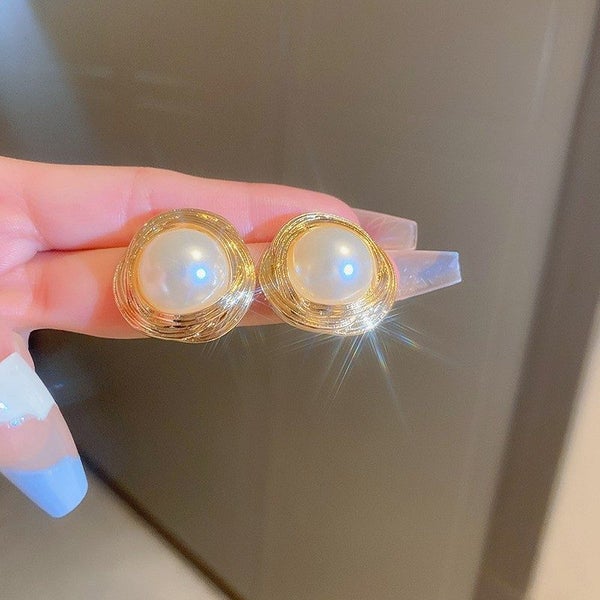 Elegant Gold Pearl Stud Earrings – Vintage Style Carousel 1