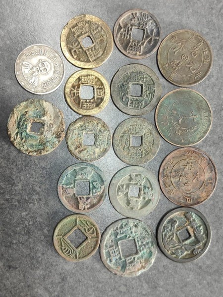 A set of 16coins Carousel 1