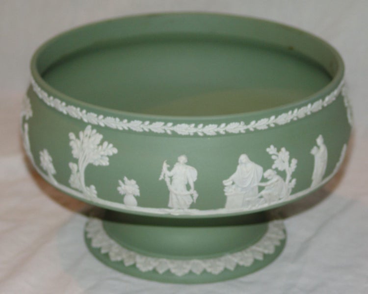 Beautiful Wedgwood Bowl/Centerpiece. Carousel 1
