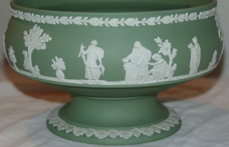 Beautiful Wedgwood Bowl/Centerpiece. Carousel 2