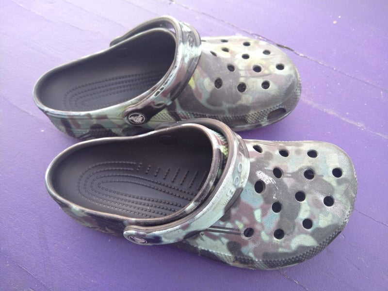 Boys Croc shoes camo size 4 Carousel 1